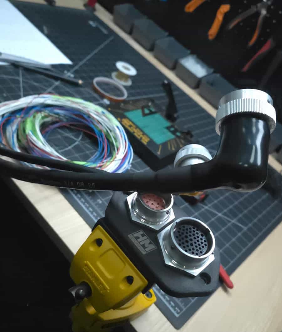 Conectores y cableado motorsport fabricados a medida
