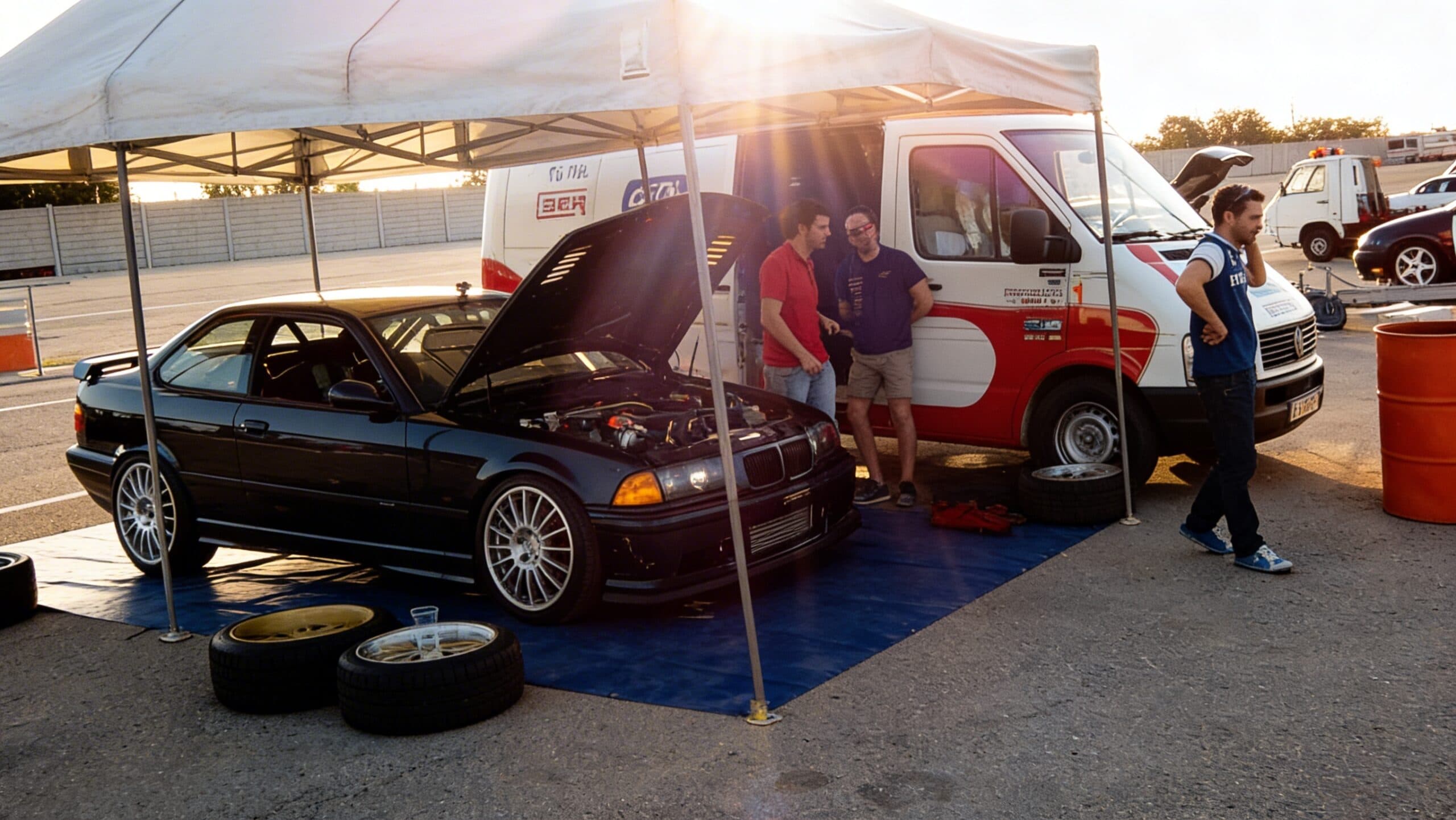 Equipo técnico de HM Motorsport prestando asistencia a un coche en circuito